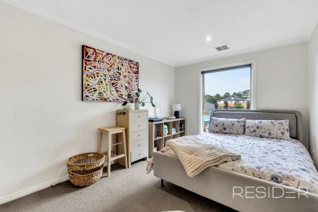 “SPACIOUS TOWNHOUSE” - Photo 2