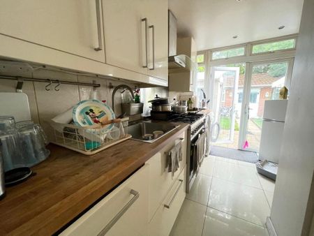 1 bedroom in a house share to rent - Photo 4