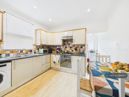 2 bedroom flat to rent - Photo 4