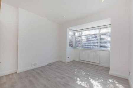 4 bedroom end of terrace house to rent - Photo 2