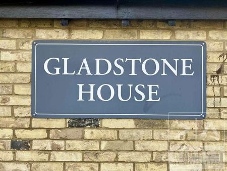 Horton Crescent, Epsom, KT19 - Photo 2