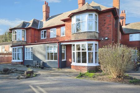 2 bedroom Apartment to let - Photo 2
