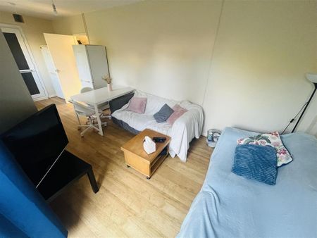 4 bedroom semi-detached house to rent - Photo 2