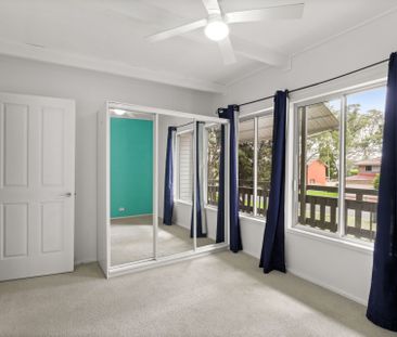 Spacious 3- Bedroom Family Home with Solar, Triple Garage & Waterfr... - Photo 3