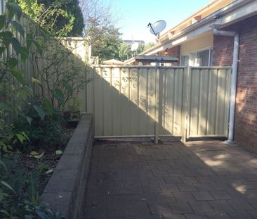 Central East Location - Just 2 Blocks to the CBD - Photo 2