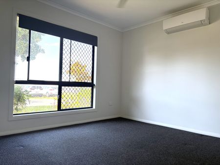 MODERN LIVING IN MOUNT LOW - 4 BEDROOMS + MEDIA ROOM - Photo 4