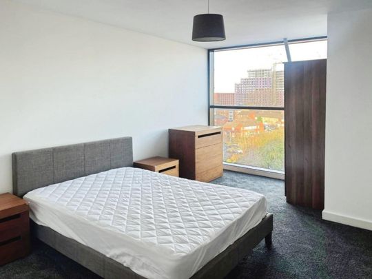 3 bedroom Flat To Let - Photo 1