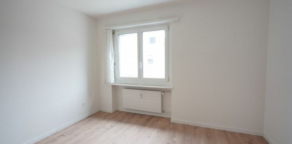 Teilrenovierte 4-Zimmerwohnung im Hochparterre mit Balkon - Photo 2