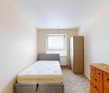Price £1,800 pcm - Available Now - Part Furnished - Photo 2