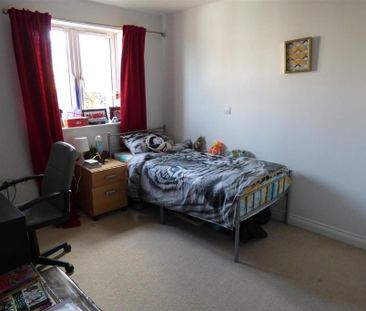 4 bedroom end of terrace house to rent - Photo 5