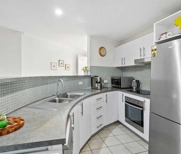 Ground Floor Unit With Yard In Stellar Location - Photo 4