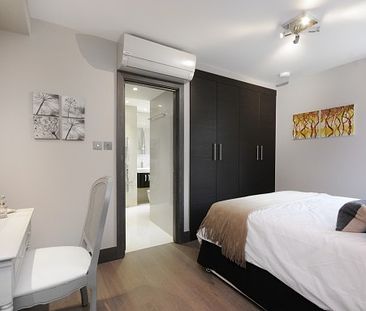 Stunning three bedroom apartment in portererd block, London - Photo 2