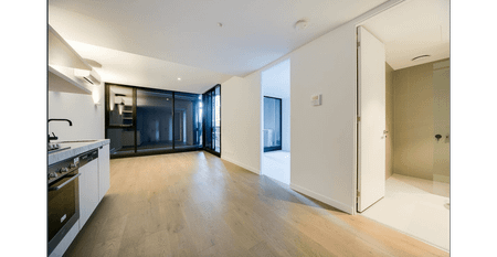 Spacious Apartment in the Heart of North Melbourne – Walk to Uni & Hospital - Photo 2