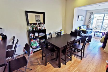 1 bedroom in a house share to rent - Photo 2