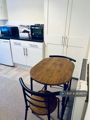 1 bedroom in a house share to rent - Photo 3