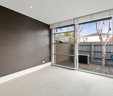 SPACIOUS APARTMENT WITH 2 OUTDOOR AREAS AT REAR OF THE BLOCK - Photo 2