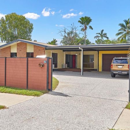 LARGE FAMILY HOME IN A GREAT LOCATION! - Photo 5