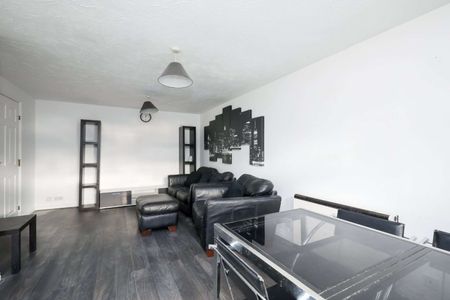 Charming two bedroom apartment with off-street parking near Wimbledon Common. - Photo 3