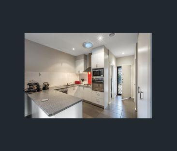 NEAT 3 BEDROOM TOWNHOUSE - Photo 4