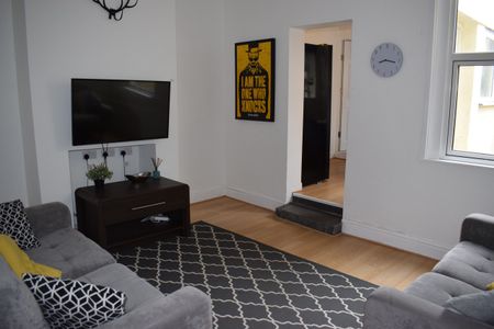 Double Furnished Room - Large Communal Space - Photo 2