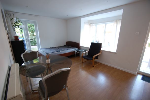 Studio Flat, Snowdon Drive, NW9 - Photo 1