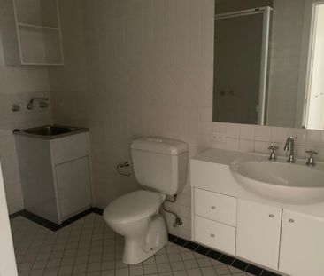 Henty House - Photo 2