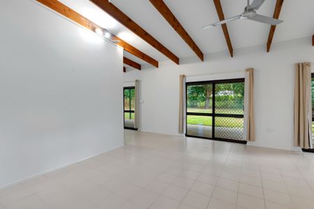 SPACIOUS FAMILY HOME ON MASSIVE BLOCK! - Photo 4