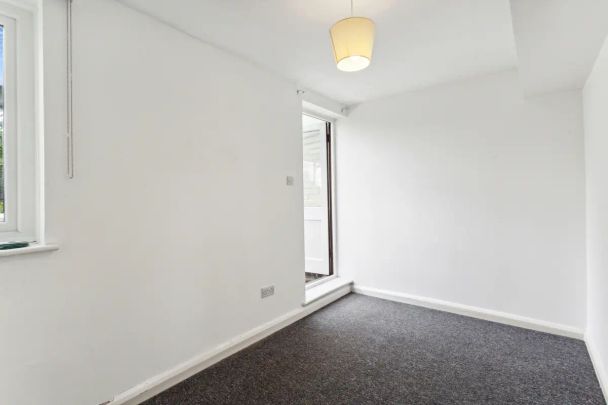 5 bedroom flat in Camden - Photo 1