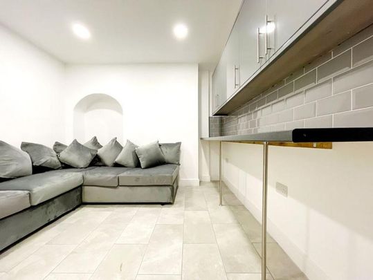 5 bedroom semi-detached house to rent - Photo 1