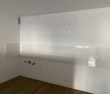 Gemütliche 2-Zi.-Whg. mit offener Küche, modernem Bad und Balkon - Photo 1