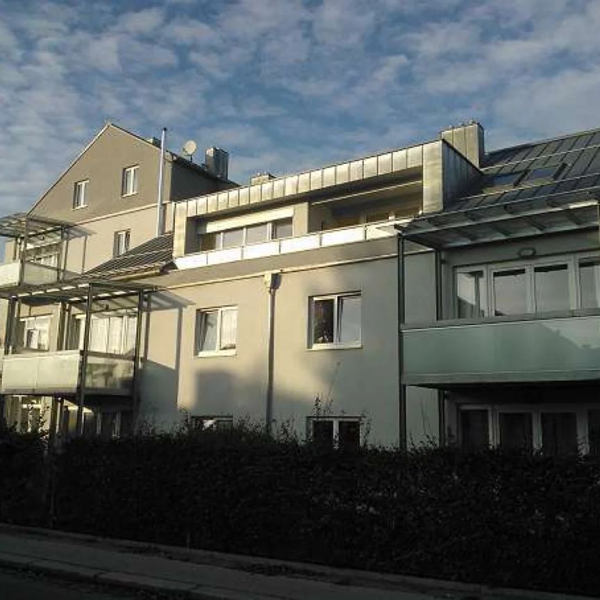 Sonnige, großzügige 3-Zimmer-Wohnung mit überdachtem Balkon und möblierter Küche in zentraler Lage in Ried - Photo 1