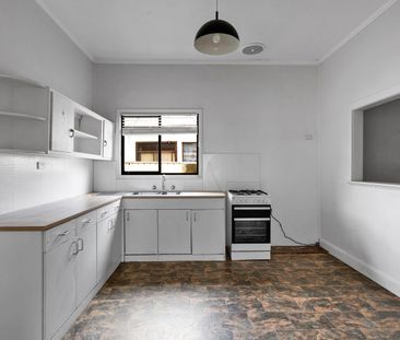 Charming 3-Bedroom Retreat in Mildura - Photo 5