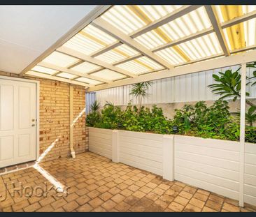 Spacious Townhouse - Photo 6