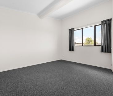 Discover comfortable and convenient living in this well-maintained ... - Photo 4