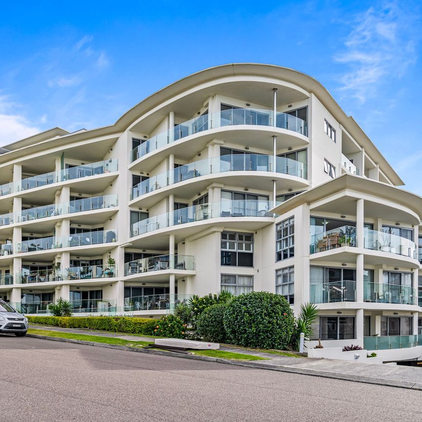 Luxurious 2-Bedroom Apartment with Uninterrupted Ocean Views - Photo 1