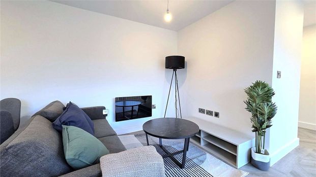 AVAILABLE NOW! | FULLY FURNISHED | BRAND NEW DEVELOPMENT FINISHED TO A HIGH QUALITY | COMMUNAL GARDEN SPACES | EXCELLENT TRANSPORT LINKS | SECURE ENTRY SYSTEM | COMMUNAL LOUNGE - Photo 1