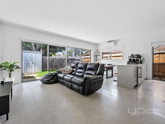 3 BEDROOM FAMILY HOME - Photo 1