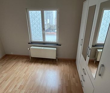 Instapklare rijwoning met 2 slaapkamers, bureau en terras in centrum - Photo 6