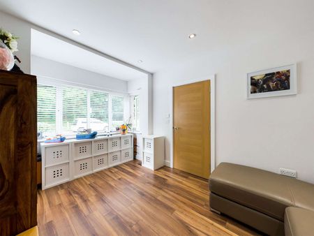 An immaculate five bedroom detached home located in a sought after residential area only 1.7 miles to the train station - Photo 5