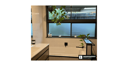 Beautiful Home with Pool in Frankston - Lifestyle & Location Combined - Photo 4