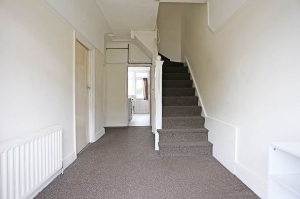 Price £2,500 pcm - Available Now - Part Furnished - Photo 1