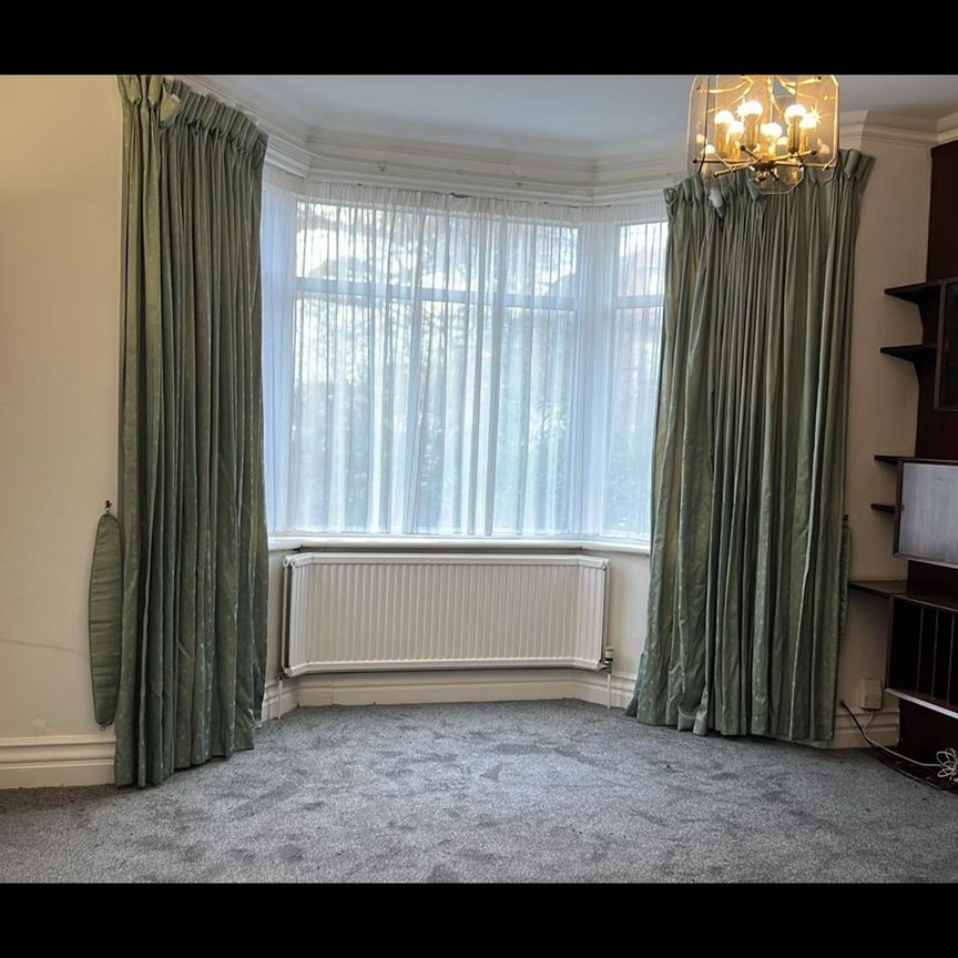 2 Bed Flat, Golders Green Road, NW11 - Photo 1