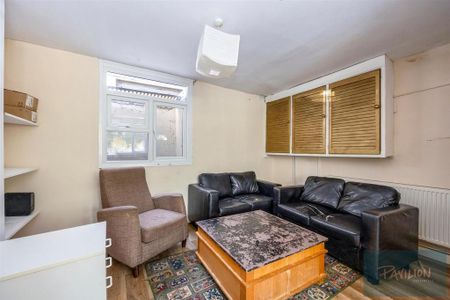 1 bedroom in a house share to rent - Photo 3