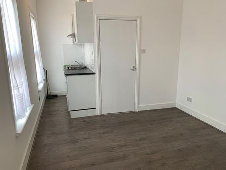 Studio Flat, Heron Mews, IG1 - Photo 3