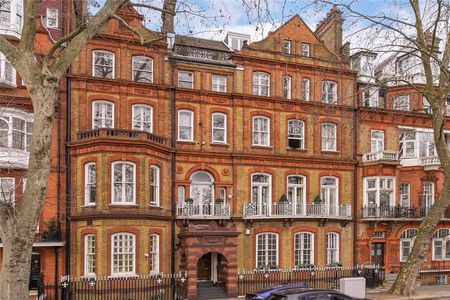 A brilliant three bedroom apartment on Chelsea Embankment with views over looking the river close to the local amenities of the Kings Road and just moments from Battersea Park. - Photo 3