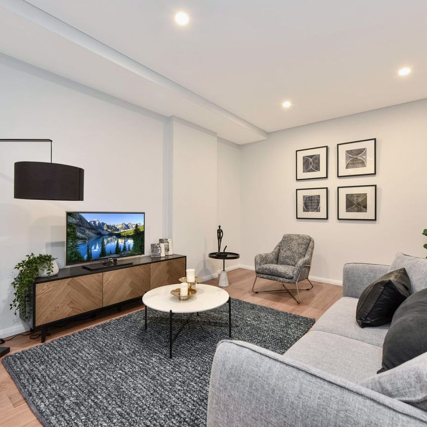 SPACIOUS 1 BEDROOM APARTMENT - Photo 1