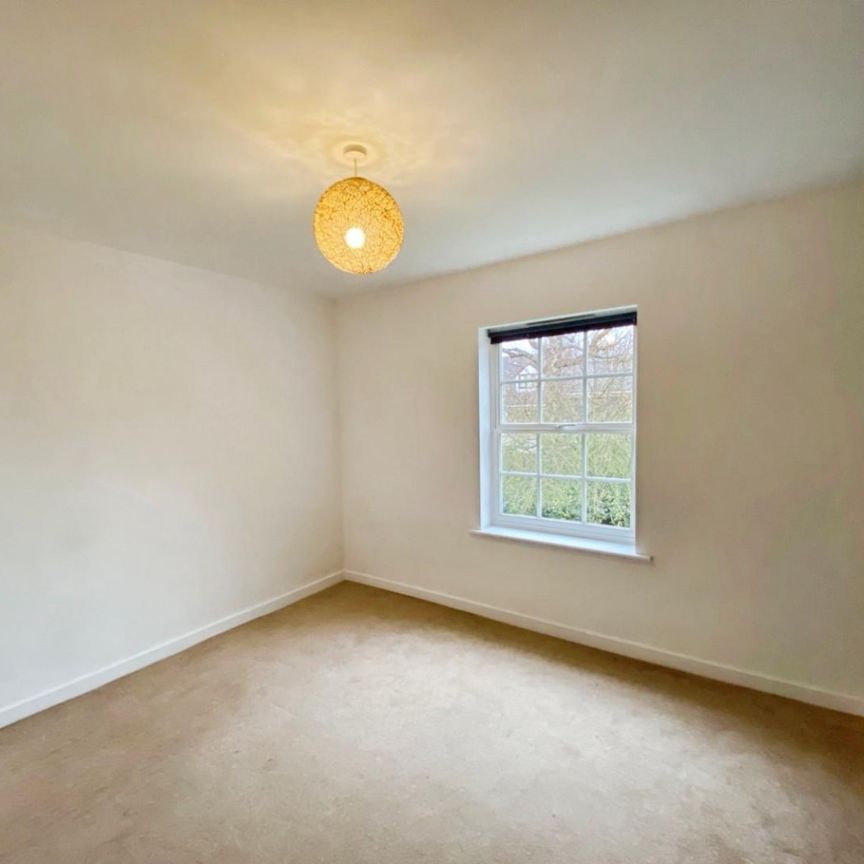 2 bedroom Flat To Let - Photo 1