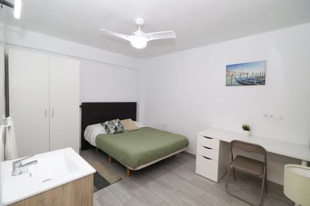 Carrer del Pintor Ferrandis, Valencia, Valencian Community 46011 - Photo 2