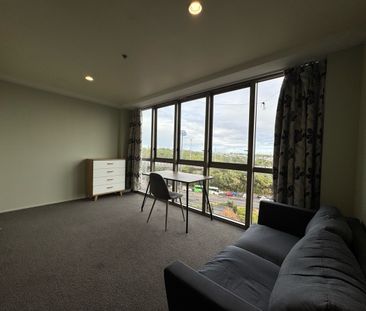 Modern, Furnished Corner Apartment in Prime Auckland Location - Photo 2