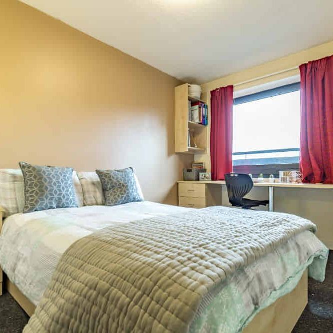 Premium 5 Bed Ensuite - Photo 1